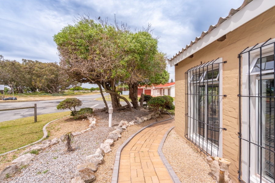 6 Bedroom Property for Sale in Middedorp Western Cape
